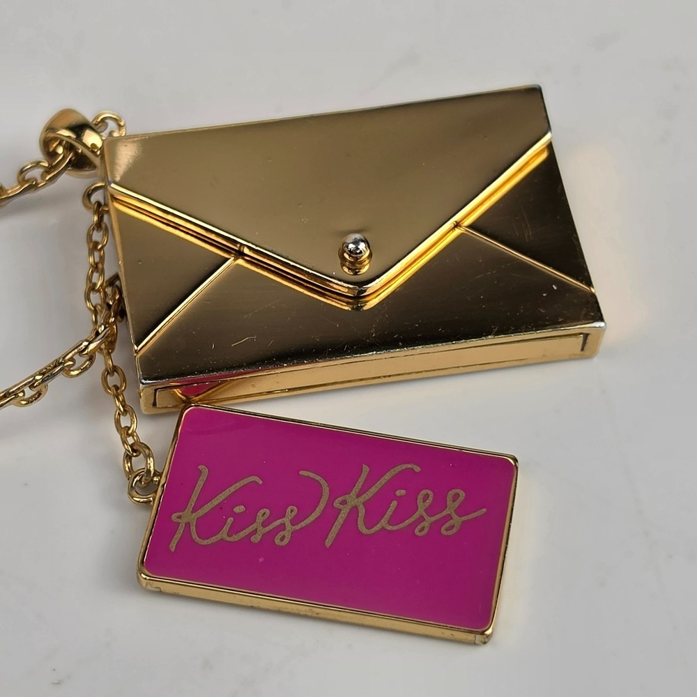 Kate Spade New York Gold Tone Envelope Locket Pendant Necklace‎ Pink Enamel Kiss